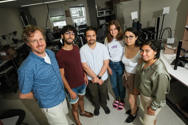 L'&eacute;quipe &eacute;tudiante qui travaille sur le projet d&rsquo;&eacute;lastographie m&eacute;dicale avec le Pr Elijah Van Houten : Sacha Cordeiro-Michel, R&eacute;mi Lalonde, Coline Gauge, Melika Parichehreh et Stephania Colin Omana.