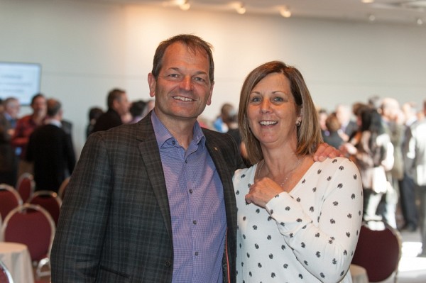 Jean-Pierre Boucher, directeur g&eacute;n&eacute;ral du Service du sport et de l'activit&eacute; physique, et Diane Boudreault, agente d'administration.