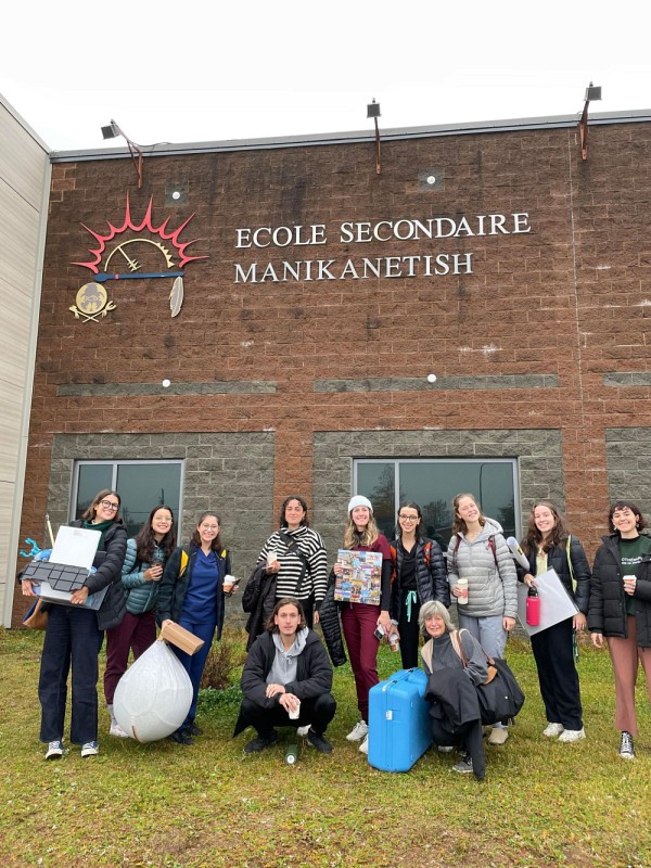 Les membres du comit&eacute; organisateur de la mini-&eacute;cole Uashat Mak Mani-Utenam, en octobre&nbsp;2022.