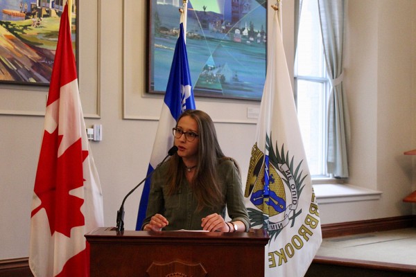 &laquo;Partir &agrave; l&rsquo;&eacute;tranger c&rsquo;est avant tout s&rsquo;enrichir, apprendre &agrave; g&eacute;rer l&rsquo;impr&eacute;vu, apprendre des autres, &eacute;largir nos horizons, changer nos fa&ccedil;ons de penser, qui sont parfois m&ecirc;me trop coinc&eacute;es, se d&eacute;barrasser de nos pr&eacute;jug&eacute;s, se d&eacute;couvrir soi-m&ecirc;me en s&rsquo;&eacute;tonnant de faire des choses dont on ne se pensait pas capable, mais aussi d&eacute;couvrir ses limites.&raquo;L&eacute;a Loyez, &eacute;tudiante fran&ccedil;aise en &eacute;change.