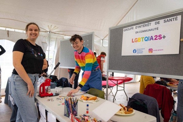 Le programme de mentorat LGBTQIA2S+ de la FMSS sert &agrave; accompagner les personnes &eacute;tudiantes queers lorsqu&rsquo;elles ont des besoins particuliers.