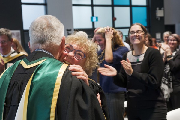 Lors de cette c&eacute;r&eacute;monie, H&eacute;l&egrave;ne Cajolet-Lagani&egrave;re a &eacute;galement re&ccedil;u le titre de professeure &eacute;m&eacute;rite en lettres et sciences humaines. Elle a collabor&eacute; avec Louis Mercier sur de nombreux projets, notamment celui ayant men&eacute; &agrave; la cr&eacute;ation du dictionnaire Usito.