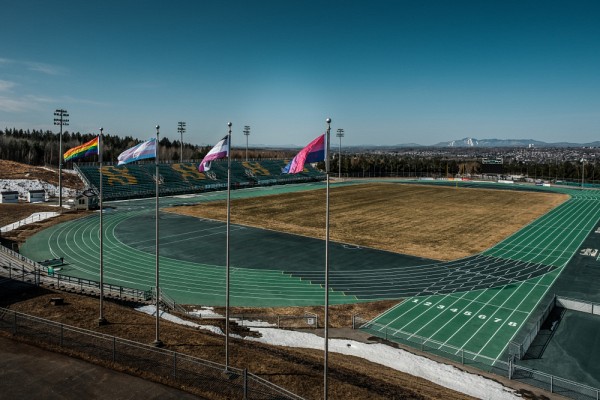 Les drapeaux de la diversit&eacute; LGBTQ2+ flottent pendant toute la Semaine, &agrave; proximit&eacute; du stade ext&eacute;rieur.&nbsp;Le drapeau trans sera install&eacute; devant le pavillon central, au Campus principal, &agrave; l'occasion de la Journ&eacute;e internationale de la visibilit&eacute; trans du 31 mars.