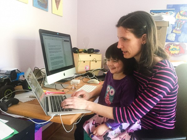 La charg&eacute;e de cours Eug&eacute;nie Dostie-Goulet lors d'une activit&eacute; p&eacute;dagogique &agrave; distance.