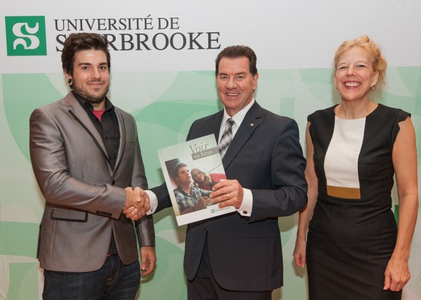 M. Martial Carbonneau, initiateur du fonds, accompagn&eacute; de la doyenne de la Facult&eacute; des lettres et sciences humaines, la professeure Christine Hudon, ont remis la bourse Cristian Carbonneau (1500 $) &agrave; Christophe Pilon.