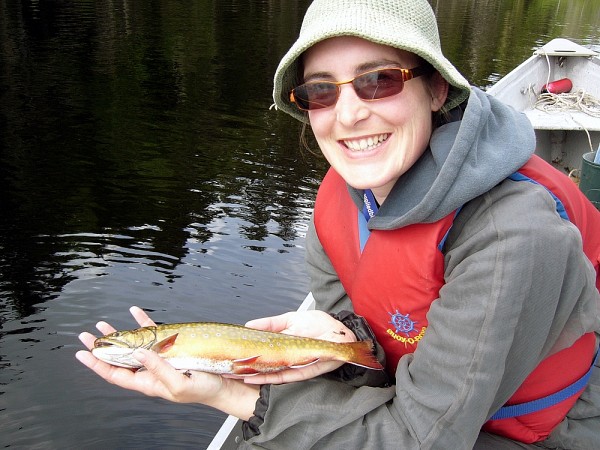 Amandine Marie, &eacute;tudiante au doctorat en biologie, lors d'un pr&eacute;l&egrave;vement de truite mouchet&eacute;e