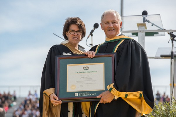 Le 21 septembre 2013, le professeur Alban D&rsquo;Amours devient docteur d&rsquo;honneur de l&rsquo;Universit&eacute; de Sherbrooke. Il est accompagn&eacute; de la professeure Luce Samoisette, qui occupait la fonction de rectrice.
