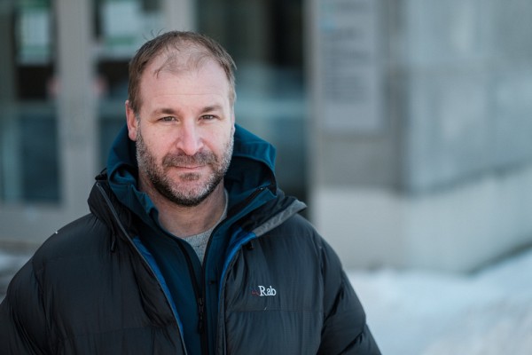 Le professeur Alexandre Langlois, du D&eacute;partement de g&eacute;omatique appliqu&eacute;e de la Facult&eacute; des lettres et sciences humaines, sp&eacute;cialiste de la neige et amateur de plein air.