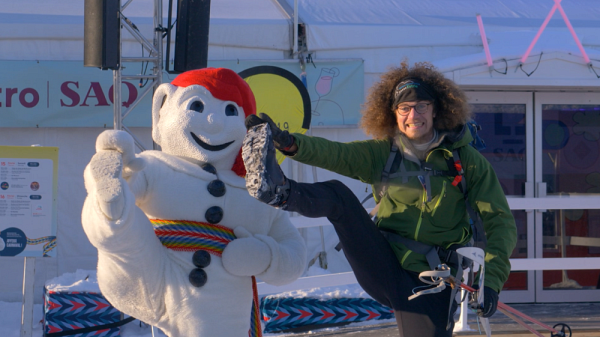 La rencontre avec le Bonhomme Carnaval, &agrave; Qu&eacute;bec, marque l'aboutissement de la travers&eacute;e hivernale de Jules.