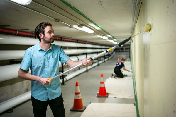 Tr&egrave;s impliqu&eacute; dans le projet, Anthony met m&ecirc;me la main&hellip; au rouleau!