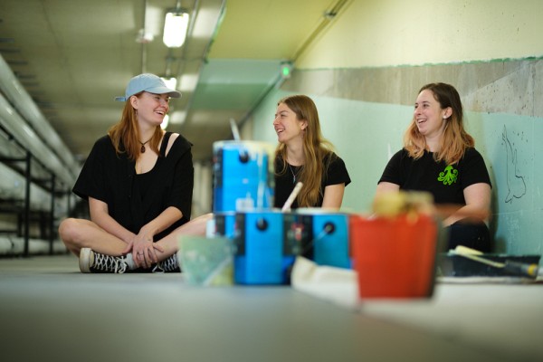Anabelle Barbier, Claudie Auclair et L&eacute;onie Sylvain, les artistes derri&egrave;re la murale.&nbsp;