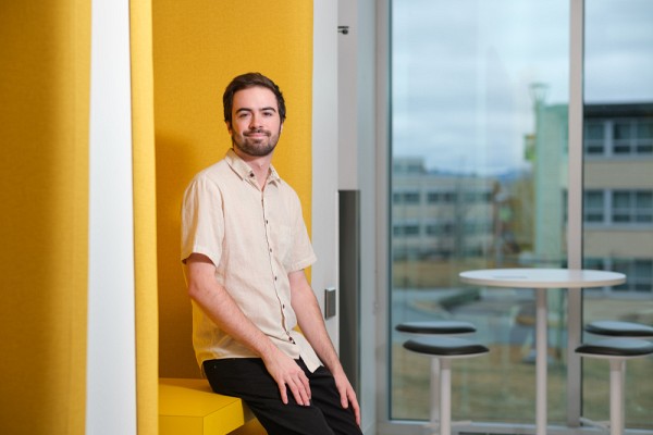 Anthony Desrochers est l&rsquo;instigateur de ce projet de murale artistique, inspir&eacute; par la richesse de l&rsquo;exp&eacute;rience de l&rsquo;engagement &eacute;tudiant &agrave; l&rsquo;UdeS.