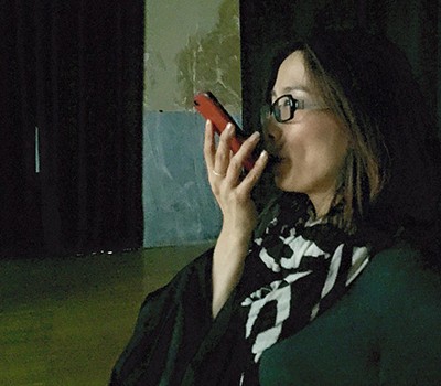 En soufflant sur le micro de leur t&eacute;l&eacute;phone, les spectateurs peuvent transformer les visages affich&eacute;s dans la vid&eacute;o.