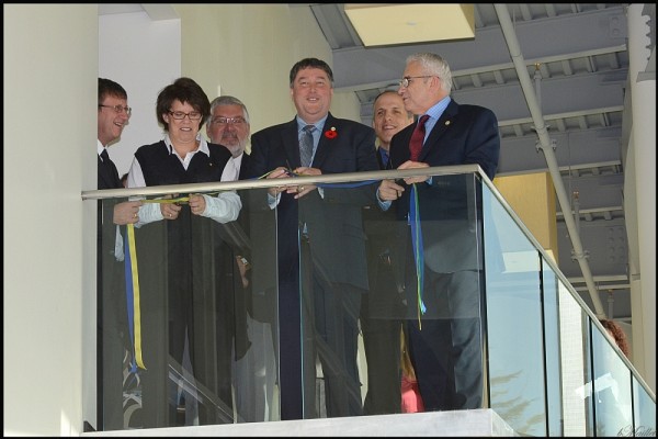Les dignitaires inaugurant officiellement les nouveaux espaces du Centre de formation m&eacute;dicale du Nouveau-Brunswick.