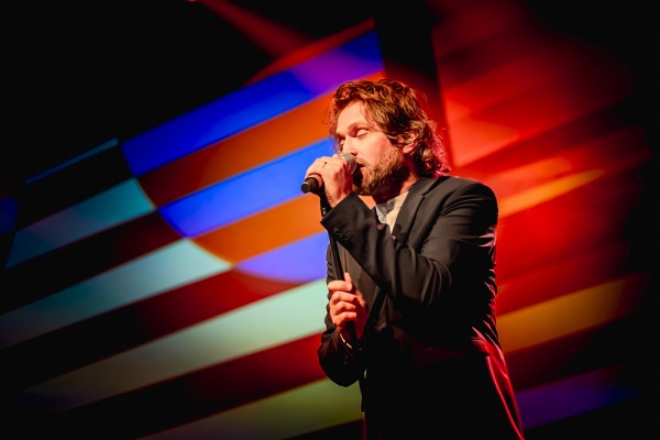 Le chanteur Simon Morin a livr&eacute; un collage de chansons du groupe pr&eacute;f&eacute;r&eacute; de Madame Gauthier, les Cowboys fringants.