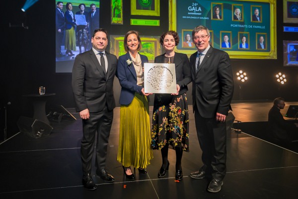 M. Sylvain Gilbert, vice-pr&eacute;sident fiscalit&eacute; chez RCGT, la doyenne de la Facult&eacute; de droit, Pre Marie-Pierre Robert&nbsp;ainsi que Pr Jean-Pierre Perrault, vice-recteur &agrave; la recherche et aux &eacute;tudes sup&eacute;rieures, ont remis le prix &agrave; l'ambassadrice de la Facult&eacute; de droit 2024, Mme Gauthier.