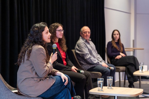 La conversation, organis&eacute;e autour du th&egrave;me &laquo; Art visuel et chimie &raquo;, a &eacute;t&eacute; anim&eacute;e avec finesse par Roxanne Labr&egrave;che P., conservatrice et directrice artistique de la&nbsp;Galerie d&rsquo;art Antoine-Sirois.