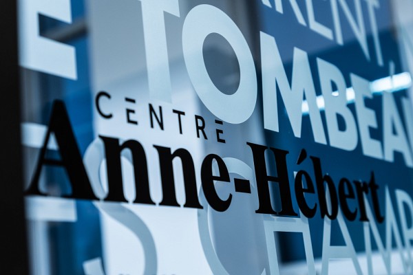 Dans la poursuite de sa mission, le Centre Anne-H&eacute;bert facilite l'acc&egrave;s &agrave; une collection exhaustive de documents, scientifiques ou autres, et organise des colloques, des rencontres litt&eacute;raires et des s&eacute;minaires de recherche. On y publie aussi&nbsp;Les Cahiers Anne-H&eacute;bert.