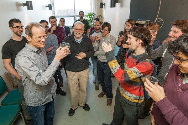 Louis Taillefer entour&eacute; du physicien Andr&eacute;-Marie Tremblay et de ses coll&egrave;gues du D&eacute;partement de physique et de l'Institut quantique.