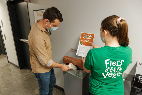 Des ambassadrices et ambassadeurs form&eacute;s parmi le personnel et la communaut&eacute; &eacute;tudiante sensibilisent leurs pairs au bon tri des d&eacute;chets.