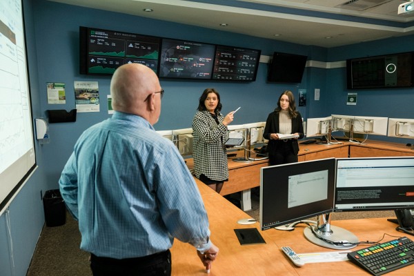 Des &eacute;tudiantes et &eacute;tudiants de l'&Eacute;cole de gestion apprennent la gestion de portefeuilles responsables.