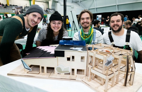 L'&eacute;quipe en g&eacute;nie du b&acirc;timent derri&egrave;re le projet du centre communautaire autochtone net-z&eacute;ro carbone &agrave; faible impact environnemental &agrave; Mashteuiatsh