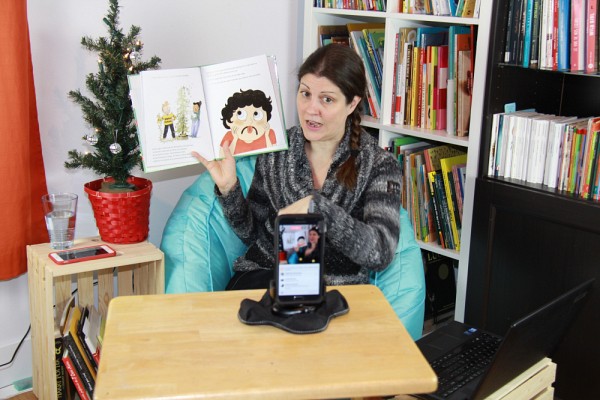 L'heure du conte de Val&eacute;rie Fontaine attire en moyenne 440 familles connect&eacute;es en direct.