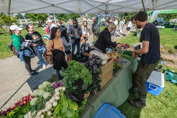 Le march&eacute; public de l'UdeS se tient en septembre et au d&eacute;but d'octobre.