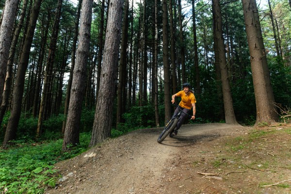 Des sentiers de v&eacute;lo de montagne ont &eacute;t&eacute; r&eacute;am&eacute;nag&eacute;s pour r&eacute;pondre aux besoins exprim&eacute;s, dans le cadre de la r&eacute;serve naturelle universitaire.