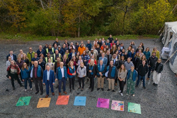 Le D&eacute;partement de g&eacute;omatique a capt&eacute; par drone une photo de l'ensemble des personnes r&eacute;unies pour c&eacute;l&eacute;brer le lancement de la R&eacute;serve naturelle universitaire du PMB, le 8 octobre 2024. Des enfants du CPE Au c&oelig;ur des m&eacute;sanges, attenant &agrave; la r&eacute;serve, ont dessin&eacute; des lettres pour repr&eacute;senter la r&eacute;serve (RNU-PMB).