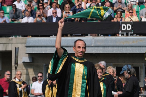 Le doyen de la Facult&eacute; de g&eacute;nie, le professeur Jean Proulx, lors de son entr&eacute;e au stade ext&eacute;rieur.