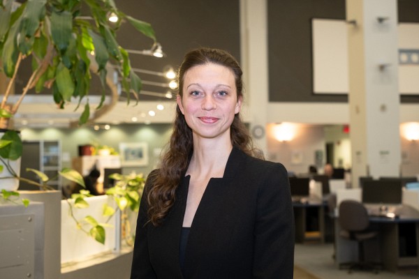 Andr&eacute;ane Le May, &eacute;tudiante en musique, &agrave; l'occasion de la finale UdeS du concours d'&eacute;loquence D&eacute;lie ta langue!.