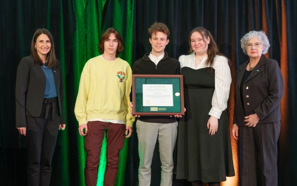 Quelques membres du club de jeu &eacute;lectronique UdeS remportant le prix Dynamisme, &agrave; l'occasion de la c&eacute;r&eacute;monie annuelle du D&eacute;fi de l'engagement &eacute;tudiant 2025.