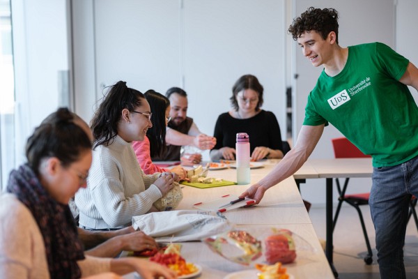 L'&eacute;tudiant F&eacute;lix Malhaire impliqu&eacute; dans une activit&eacute; de sensibilisation au gaspillage alimentaire dans le cadre de la Semaine des ODD.
