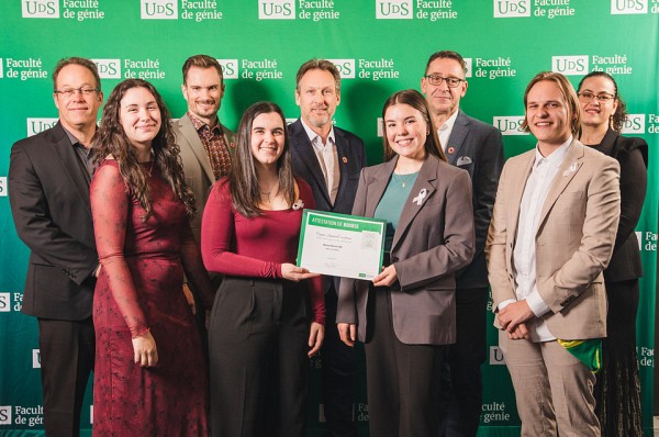 Les repr&eacute;sentantes de G&eacute;nie au f&eacute;minin, &agrave; l'occasion du Gala du m&eacute;rite de la Facult&eacute; de g&eacute;nie 2024.