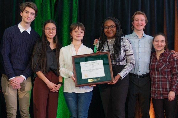 Le groupe PhoCUS, laur&eacute;at du prix Nouveaut&eacute;, &agrave; l'occasion de la c&eacute;r&eacute;monie annuelle du D&eacute;fi de l'engagement &eacute;tudiant 2025.