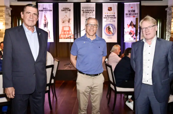 Serge Savard, accompagn&eacute; du recteur de l'UdeS, Pr Pierre Cossette, et de Fran&ccedil;ois Thibault, pr&eacute;sident de la Corporation &eacute;tudes-sports.