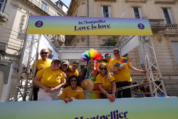 Des membre du groupe LGBTQ+ UdeS lors de la marche des Fiert&eacute;s &agrave; Montpellier.
