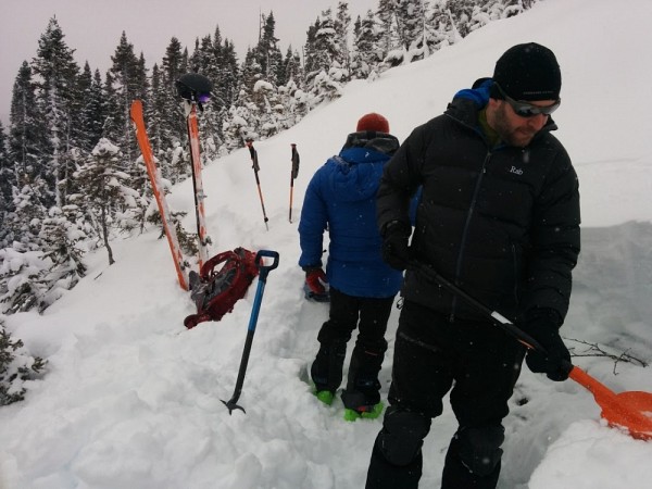 Jean-Beno&icirc;t Madore et Alexandre Langlois installent le laboratoire qui leur permettra de recueillir des informations sur l'&eacute;volution du manteau neigeux virtuel.