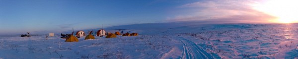 Camp de base dans la toundra arctique &agrave; 50&nbsp;km au nord d&rsquo;Inuvik dans les Territoires du Nord-Ouest (69&deg; N) o&ugrave; ont s&eacute;journ&eacute; pendant 10 jours, en mars 2018, C&eacute;line Vargel, &eacute;tudiante au doctorat, Alexandre Roy, chercheur postdoctoral, et Alain Royer, professeur au D&eacute;partement de g&eacute;omatique appliqu&eacute;e, tous coauteurs de l&rsquo;article. Les conditions de vie sous tente par -30&nbsp;&deg;C la nuit rendent ces campagnes de mesures tr&egrave;s difficiles.