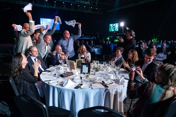 Nicolas Marcoux a re&ccedil;u le titre d'Ambassadeur de l'&Eacute;cole de gestion lors du Gala du rayonnement des dipl&ocirc;m&eacute;es et dipl&ocirc;m&eacute;s en 2019. Ses amis et sa famille &eacute;taient pr&eacute;sents pour souligner avec lui cette distinction.