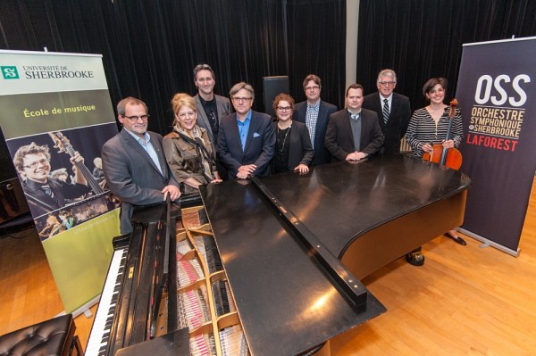 Alain Webster, vice-recteur, Christine Hudon, doyenne de la Facult&eacute; des lettres et sciences humaines (FLSH), Mario Tr&eacute;panier, directeur du Centre culturel, Vincent Cloutier, pr&eacute;sident de l'OSS, Anick Lessard, vice-doyenne &agrave; la FLSH, Nicolas B&eacute;langer, directeur de l'OSS, Mario Boivin, directeur de l&rsquo;&Eacute;cole de musique, St&eacute;phane Laforest, directeur artistique et chef d&rsquo;orchestre de l&rsquo;OSS ainsi que Anne-Marie Leblanc, violoncelliste &agrave; l&rsquo;OSS et charg&eacute;e de cours &agrave; l&rsquo;&Eacute;cole de musique.