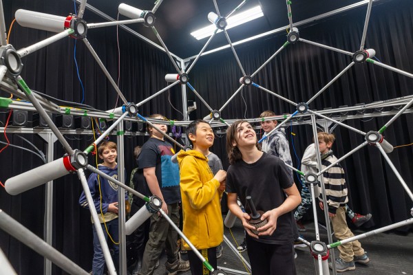 Une &eacute;quipe de recherche multidisciplinaire de l&rsquo;UdeS a lanc&eacute; un programme de mentorat jumelant 23 &eacute;tudiantes et &eacute;tudiants de l&rsquo;Universit&eacute; de Sherbrooke et de l&rsquo;Universit&eacute; Bishop&rsquo;s de m&ecirc;me que 25 jeunes de la 2e &agrave; la 6e ann&eacute;e du primaire de l&rsquo;&eacute;cole du Sacr&eacute;-C&oelig;ur ayant des manifestations de douance.