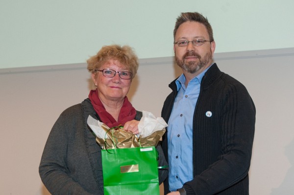 La gagnante du Prix pour le personnel, Suzanne Pouliot, et Bruno Lemieux.