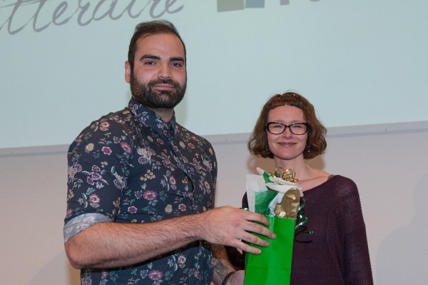 Le gagnant du Prix Joseph-Bonenfant, Kayan Naghshi, en compagnie de July Gigu&egrave;re.