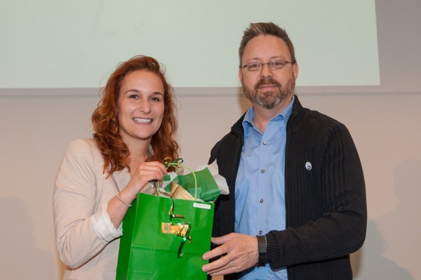 La gagnante du Prix du Centre Anne-H&eacute;bert, a re&ccedil;u son prix de Bruno Lemieux, professeur au C&eacute;gep de Sherbrooke et membre du jury.