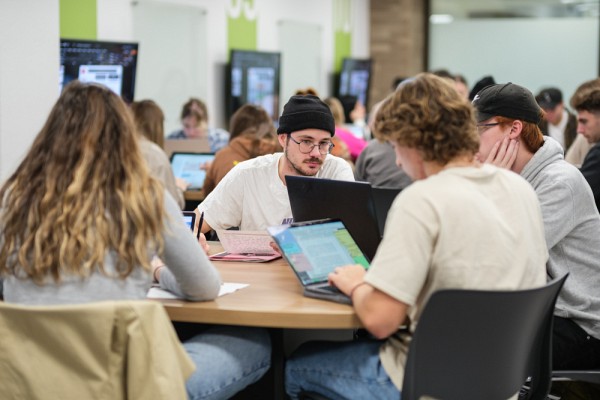 Des &eacute;tudiantes et &eacute;tudiants travaillant en &eacute;quipe pour parvenir &agrave; un consensus, au terme de discussions et de d&eacute;lib&eacute;rations.