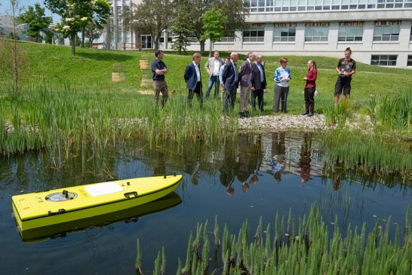 La professeure M&eacute;lanie Trudel a expliqu&eacute; son projet de recherche touchant les inondations, lors d'une d&eacute;monstration de bateau t&eacute;l&eacute;guid&eacute; avec son &eacute;quipe.
