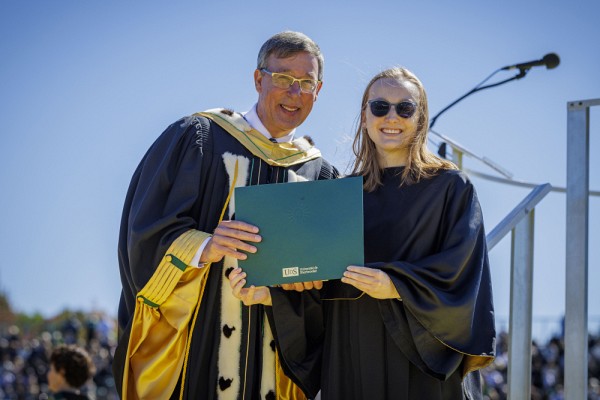 Le recteur, Pr Jean-Pierre Perreault, et Florence Hakier.