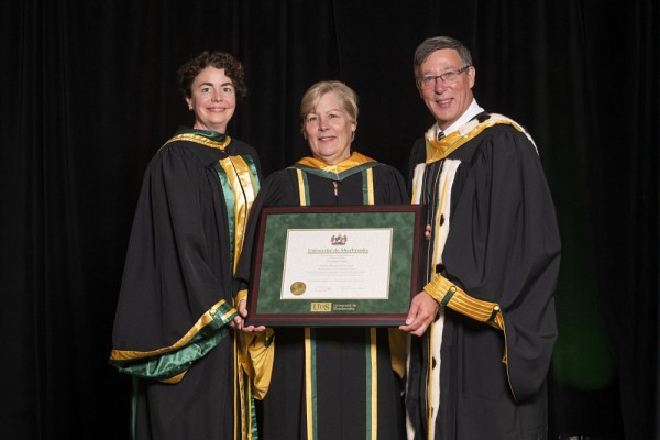 La nouvelle docteure d'honneur institutionnelle, l'honorable Marie-Jos&eacute;e Hogue, entour&eacute;e de la doyenne, Pre Marie-Pierre Robert, et du recteur, Pr Jean-Pierre Perreault.